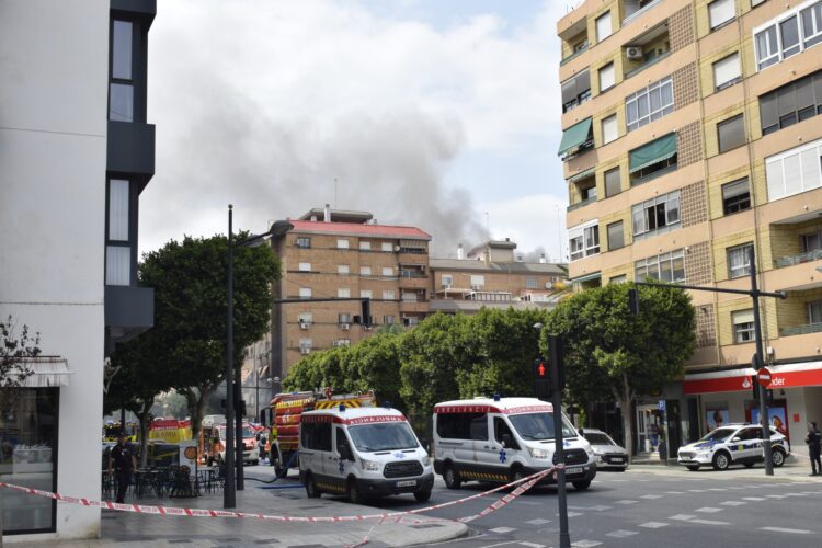 Incendio Valencia: Los bomberos dan por controlado el incendio pero siguen 120 viviendas desalojadas