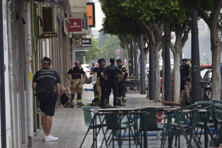 Incendio Valencia: Los bomberos dan por controlado el incendio pero siguen 120 viviendas desalojadas