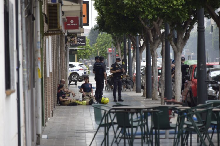 Incendio Valencia: Los bomberos dan por controlado el incendio pero siguen 120 viviendas desalojadas
