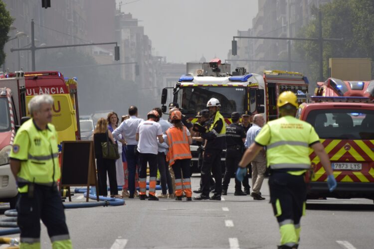 Incendio Valencia: Los bomberos dan por controlado el incendio pero siguen 120 viviendas desalojadas