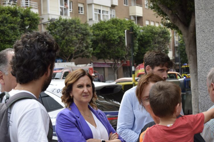 Incendio Valencia: Los bomberos dan por controlado el incendio pero siguen 120 viviendas desalojadas