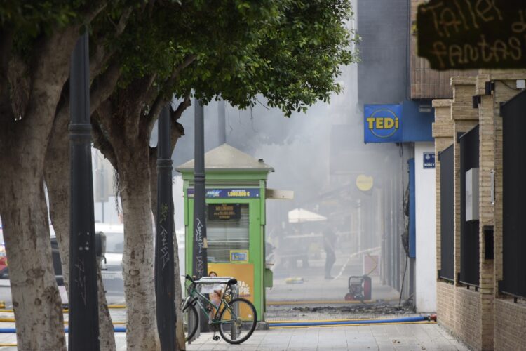 Incendio Valencia: Los bomberos dan por controlado el incendio pero siguen 120 viviendas desalojadas