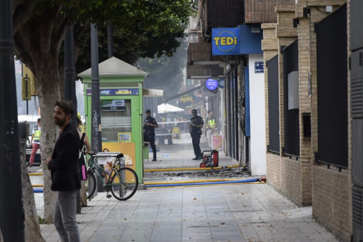 Incendio Valencia: Los bomberos dan por controlado el incendio pero siguen 120 viviendas desalojadas