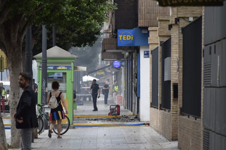 Incendio Valencia: Los bomberos dan por controlado el incendio pero siguen 120 viviendas desalojadas