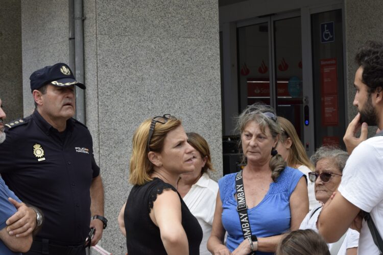 Incendio Valencia: Los bomberos dan por controlado el incendio pero siguen 120 viviendas desalojadas