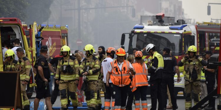Incendio Valencia: Los bomberos dan por controlado el incendio pero siguen 120 viviendas desalojadas 1 Incendio Valencia: Los bomberos dan por controlado el incendio pero siguen 120 viviendas desalojadas