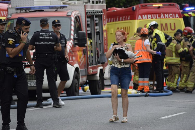 Incendio Valencia: Los bomberos dan por controlado el incendio pero siguen 120 viviendas desalojadas
