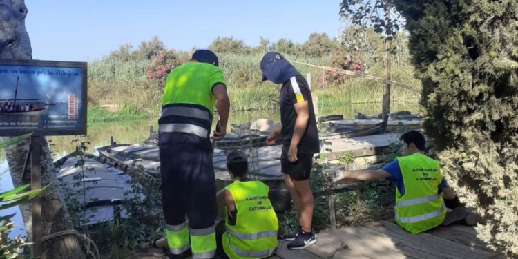 El III Campo de voluntariado juvenil limpia el Puerto de Catarroja de residuos