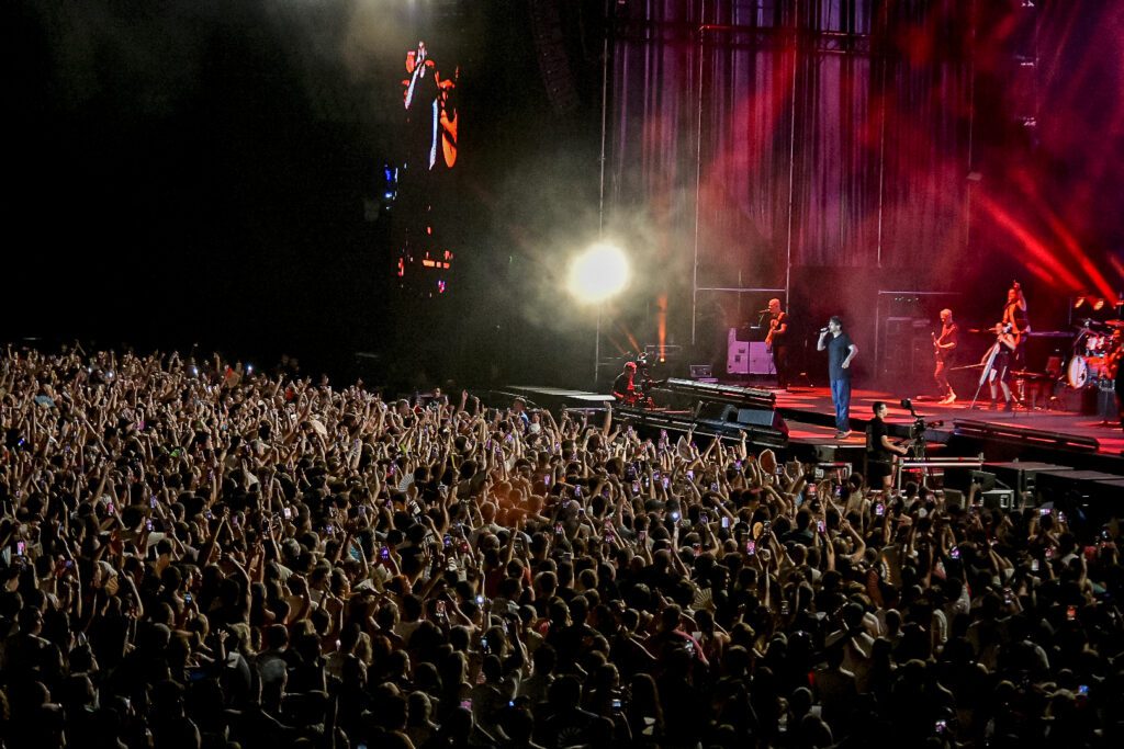 Melendi dona 330.000 euros con su concierto benéfico en Valencia para ayudar a afectados por la DANA 9 MELENDI BENEFICO FOTO 8