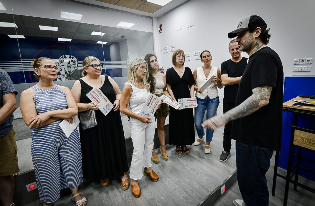 Melendi dona 330.000 euros con su concierto benéfico en Valencia para ayudar a afectados por la DANA 5 MELENDI BENEFICO VLC FOTO 2