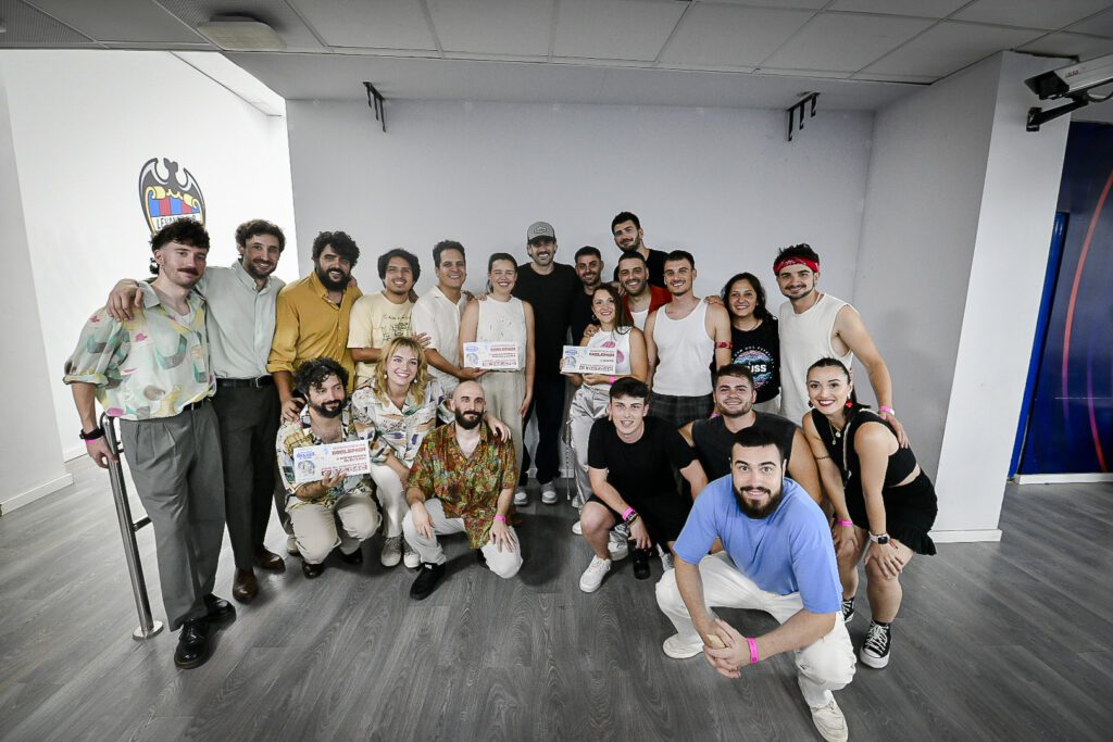 Melendi dona 330.000 euros con su concierto benéfico en Valencia para ayudar a afectados por la DANA 2 MELENDI BENEFICO VLC FOTO 3