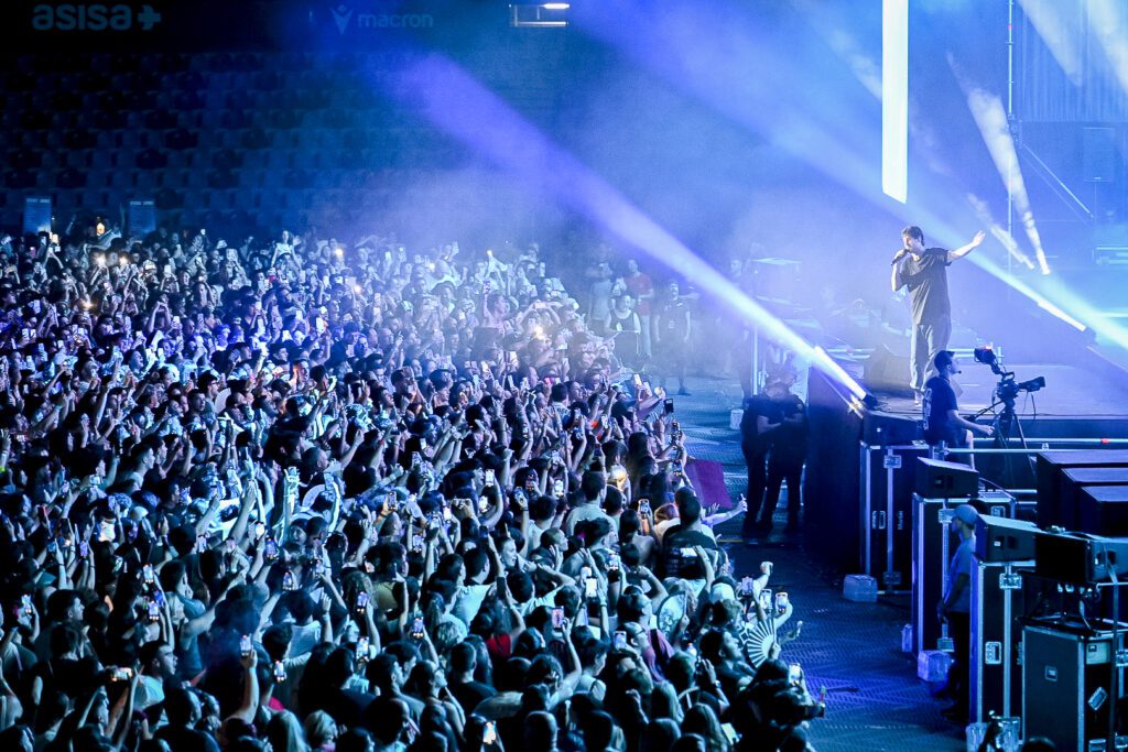Melendi dona 330.000 euros con su concierto benéfico en Valencia para ayudar a afectados por la DANA 8 MELENDI BENEFICO VLC FOTO 5