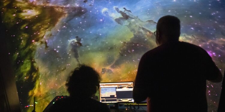 El Hemisfèric celebra los martes y jueves el planetario en directo ‘Las Nocturnas de verano’