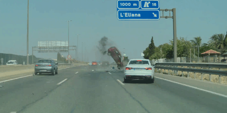 El conductor que huyó tras provocar un accidente en la CV-35 se entrega a la Policía 1 El conductor que huyó tras provocar un accidente en la CV-35 se entrega a la Policía