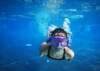 Especialistas de Vithas de la Comunidad Valenciana advierten sobre los riesgos para los ojos de los niños en piscinas y playas