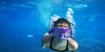 Especialistas de Vithas de la Comunidad Valenciana advierten sobre los riesgos para los ojos de los niños en piscinas y playas