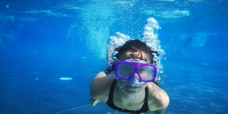 Especialistas de Vithas de la Comunidad Valenciana advierten sobre los riesgos para los ojos de los niños en piscinas y playas