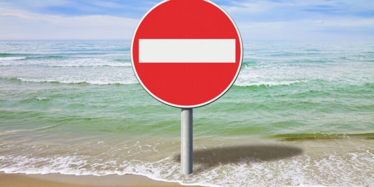 Prohibido el baño en las playas de El Perelló, Les Palmeres y Motilla por contaminación fecal