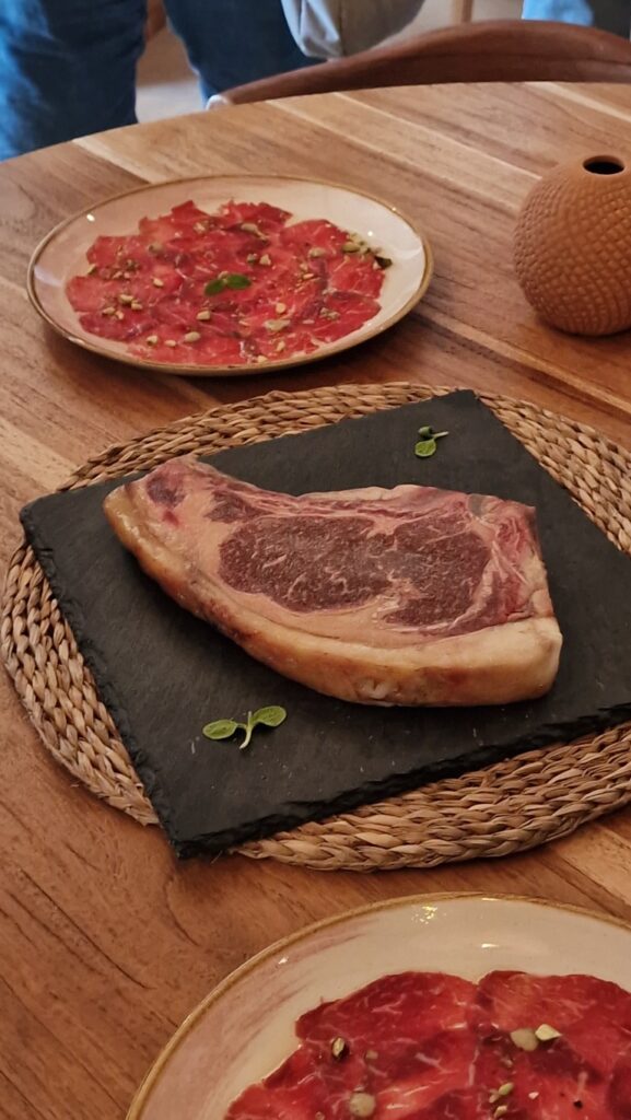 "LA CARNE QUE VINO DEL TIEMPO" Revacuno presenta ante la prensa la excelencia de la vaca vetusta 3 Revacuno presenta ante la prensa la excelencia de la vaca vetusta 12 Mediana