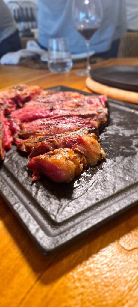 "LA CARNE QUE VINO DEL TIEMPO" Revacuno presenta ante la prensa la excelencia de la vaca vetusta 12 Revacuno presenta ante la prensa la excelencia de la vaca vetusta 21 Mediana