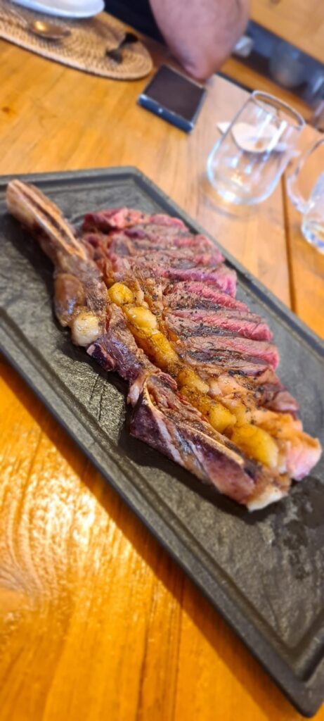 "LA CARNE QUE VINO DEL TIEMPO" Revacuno presenta ante la prensa la excelencia de la vaca vetusta 13 Revacuno presenta ante la prensa la excelencia de la vaca vetusta 22 Mediana