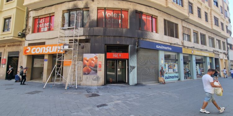 Tensión política en Valencia tras los ataques a la sede del PSPV: Mazón responde y Juventud Combativa 1 Tensión política en Valencia tras los ataques a la sede del PSPV: Mazón responde y Juventud Combativa