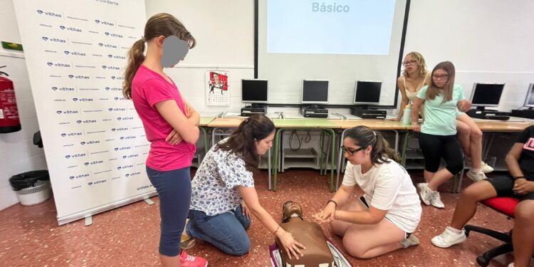 El Hospital Vithas Consuelo lleva la educación sanitaria a Asindown con una jornada de RCP