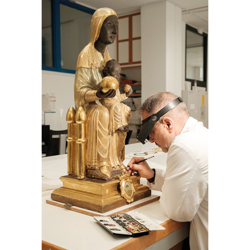 Empresas, entidades, institutos de toda España se unen para restaurar obras de arte y archivos parroquiales afectados por la riada 2 Virgen de Montserrat trabajando