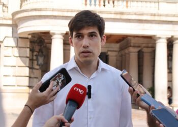 Catalá multa con 3.000€ a la oposición por colocar pancartas en las dependencias de sus grupos municipales