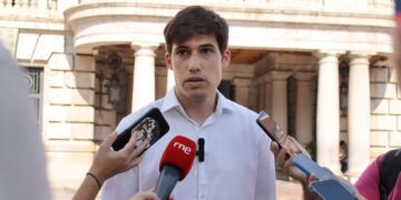 Catalá multa con 3.000€ a la oposición por colocar pancartas en las dependencias de sus grupos municipales