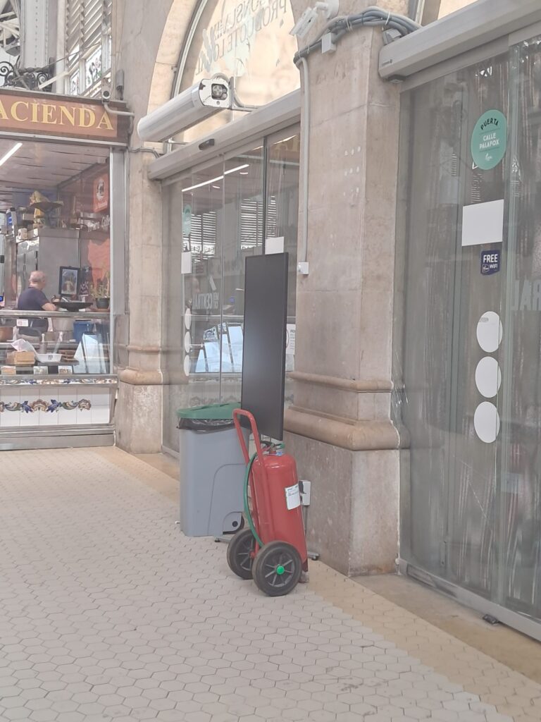 Una vendedora del Mercado Central acaba en el Hospital por un golpe de calor dentro del Mercado Central de Valencia 8 WhatsApp Image 2025 07 05 at 11.01.57