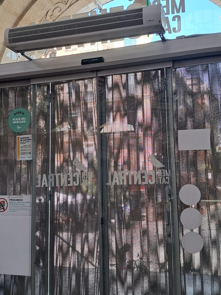 Una vendedora del Mercado Central acaba en el Hospital por un golpe de calor dentro del Mercado Central de Valencia 6 WhatsApp Image 2025 07 05 at 11.01.58