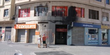 La sede del PSPV en la calle Hospital de Valéncia vandalizada la pasada noche