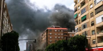 Incendio de Valencia: Preocupa por si el incendio de la Av del Puerto ha afectado a la Biblioteca Municipal Casp i Verger