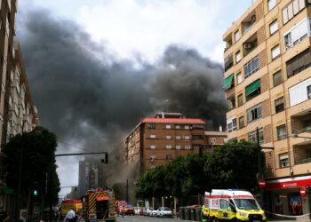 Incendio en Valencia: Desalojan a los vecinos de la Avenida del Puerto 123 y 5 personas atendidas por inhalación de humo