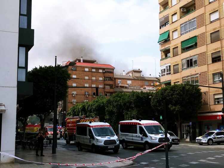 Incendio en Valencia: Desalojan a los vecinos de la Avenida del Puerto 123 y 5 personas atendidas por inhalación de humo