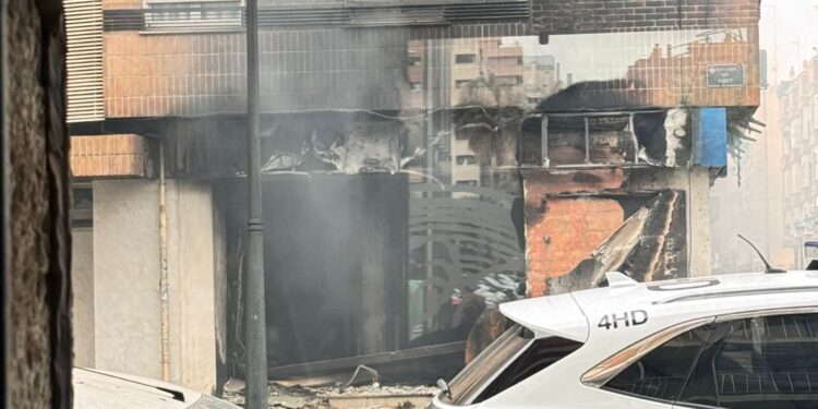 Incendio de Valencia: 120 viviendas afectadas, 11 atendidos por inhalación de humo y los vecinos convocados a una reunión a las 20h