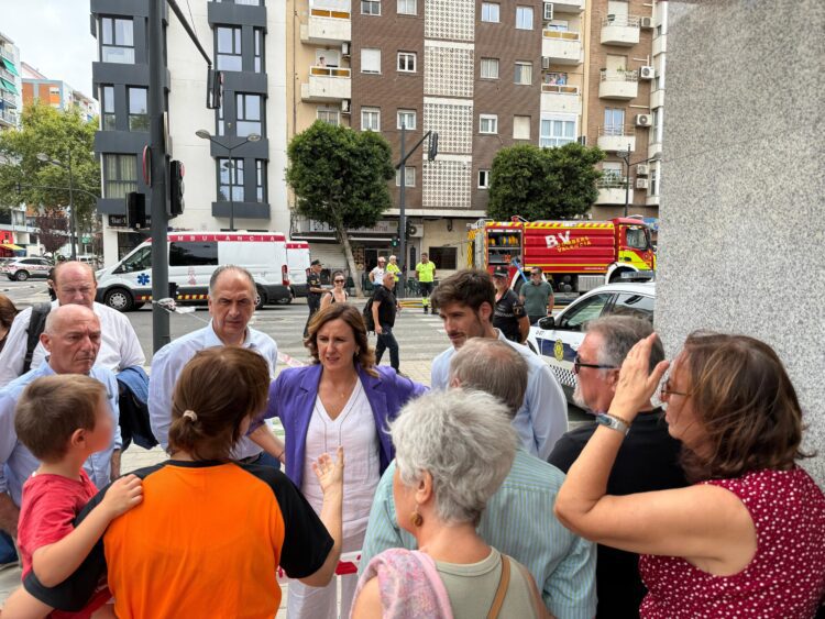 Incendio Valencia: Los bomberos dan por controlado el incendio pero siguen 120 viviendas desalojadas