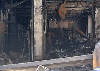 El Ayuntamiento atiende en la Universitat Popular de Ayora a los vecinos afectados por el incendio de la avenida del Port