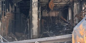 El Ayuntamiento atiende en la Universitat Popular de Ayora a los vecinos afectados por el incendio de la avenida del Port