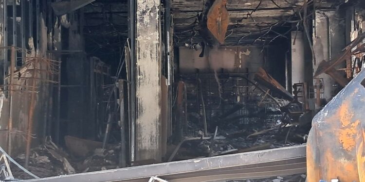 El Ayuntamiento atiende en la Universitat Popular de Ayora a los vecinos afectados por el incendio de la avenida del Port