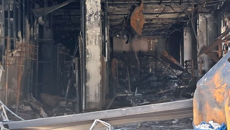 El Ayuntamiento atiende en la Universitat Popular de Ayora a los vecinos afectados por el incendio de la avenida del Port