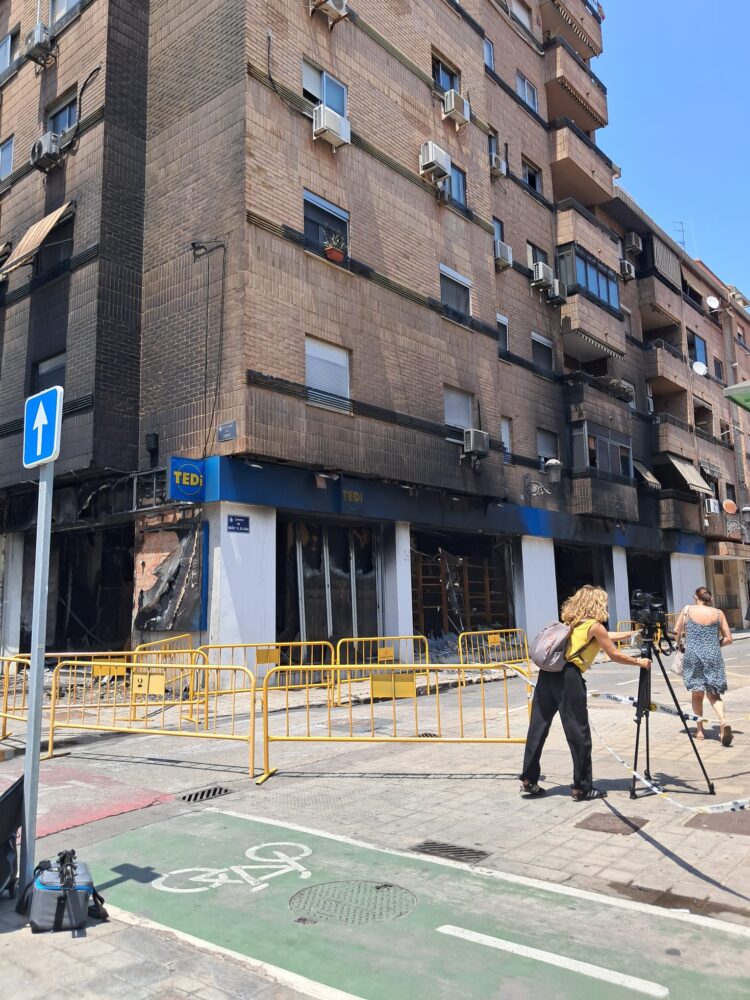 El Ayuntamiento atiende en la Universitat Popular de Ayora a los vecinos afectados por el incendio de la avinguda del Port