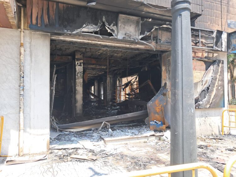 El Ayuntamiento atiende en la Universitat Popular de Ayora a los vecinos afectados por el incendio de la avinguda del Port