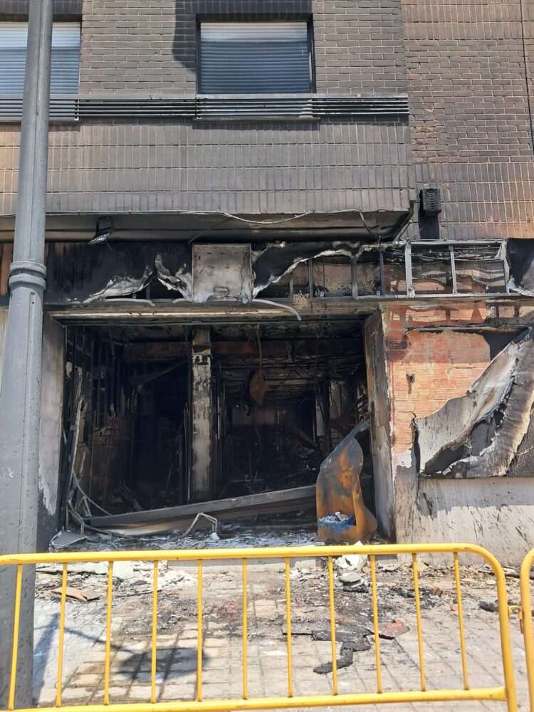 El Ayuntamiento atiende en la Universitat Popular de Ayora a los vecinos afectados por el incendio de la avinguda del Port