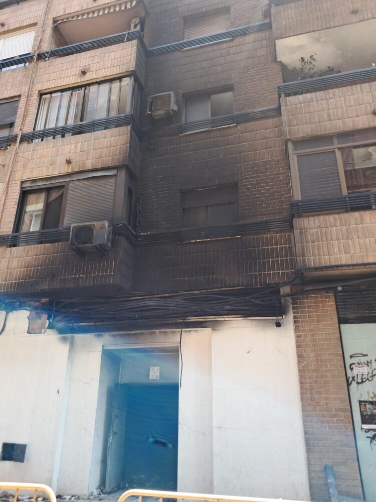 El Ayuntamiento atiende en la Universitat Popular de Ayora a los vecinos afectados por el incendio de la avinguda del Port