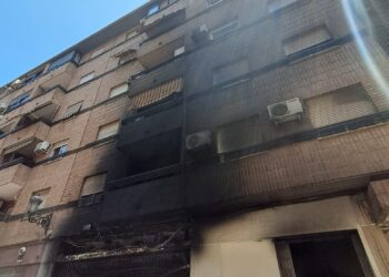 El Ayuntamiento atiende en la Universitat Popular de Ayora a los vecinos afectados por el incendio de la avinguda del Port