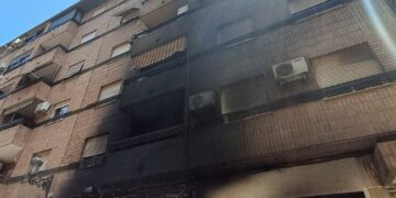 El Ayuntamiento atiende en la Universitat Popular de Ayora a los vecinos afectados por el incendio de la avinguda del Port