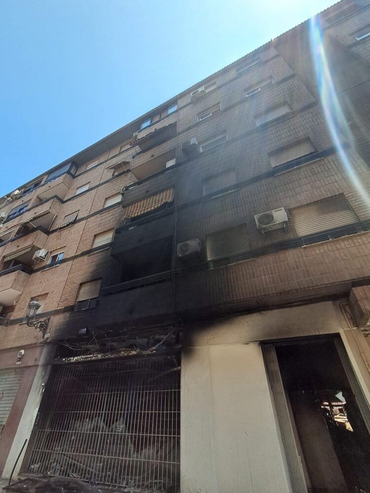 El Ayuntamiento atiende en la Universitat Popular de Ayora a los vecinos afectados por el incendio de la avinguda del Port