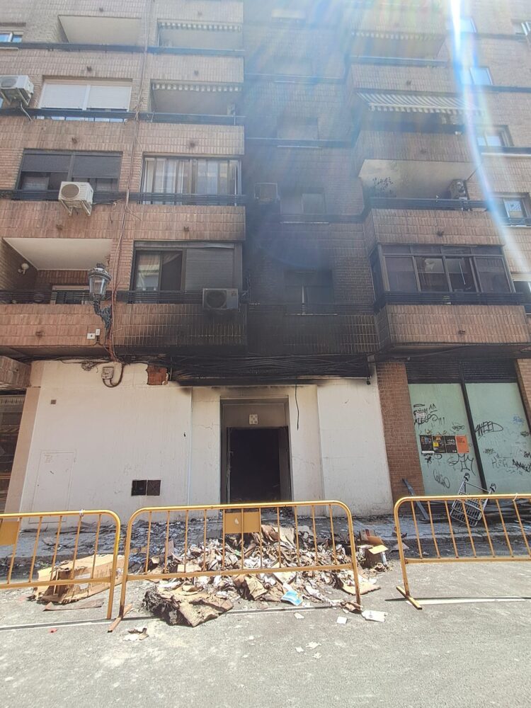 El Ayuntamiento atiende en la Universitat Popular de Ayora a los vecinos afectados por el incendio de la avinguda del Port
